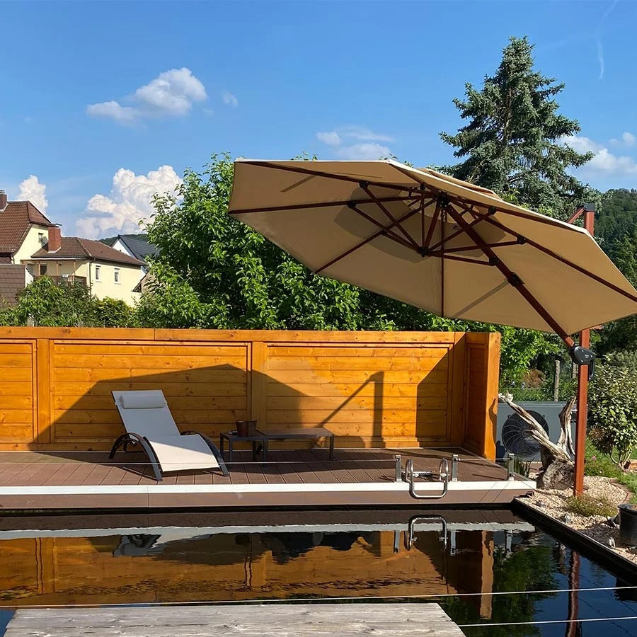PURPLE LEAF Kulatý zahradní výkyvný slunečník s hliníkovou konstrukcí v dekoru dřeva, s klikou a nastavením sklonu, na balkon a terasu